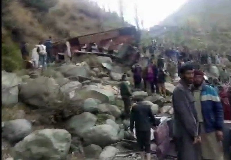 जम्मू-कश्मीर: पुंछ में गहरी खाई में गिरी बस, 11 यात्रियों की मौत, कई घायल 