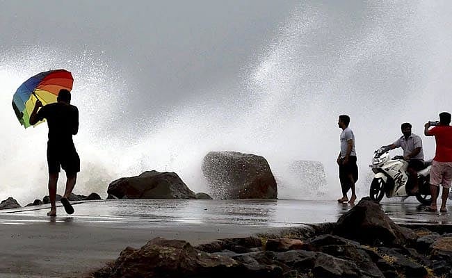 वीडियो: आंध्र प्रदेश के तटीय इलाकों के लिए ‘पेथाई’ तूफान का अलर्ट, सहमे लोग 