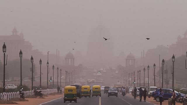 दिल्ली-एनसीआर में ठंड और प्रदूषण की दोहरी मार, जहरीली हुई हवा, घरों में रहने की सलाह