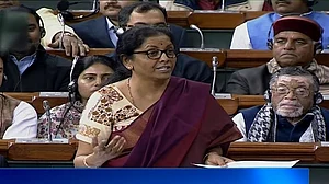 राफेल डीलः पहले तो रक्षा मंत्री ने संसद में एचएएल पर की गलतबयानी, जब उठे सवाल तो दे रही हैं सफाई