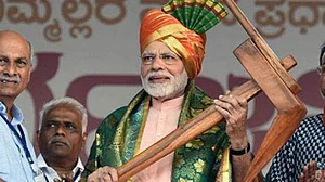 कृषि संकट पर जब खिसकने लगी बीजेपी की ज़मीन, तो किसान कर्ज माफी को पीएम कहने लगे ‘लॉलीपॉप’