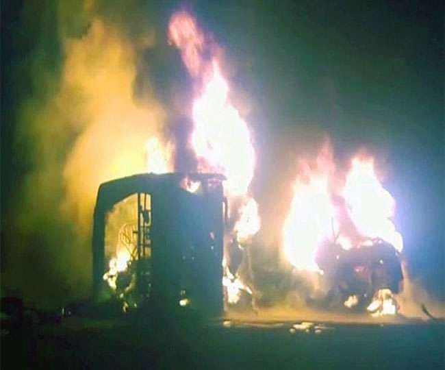पाकिस्तान: बस-ट्रक की टक्कर के बाद लगी भीषण आग, 26 लोगों की मौत, कई गंभीर रूप से घायल