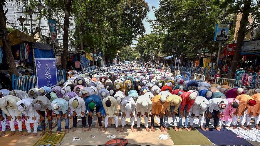 राम पुनियानी का लेखः धार्मिक कार्यक्रमों के लिए सार्वजनिक स्थलों का इस्तेमाल तो लंबी परंपरा है, नमाज पर रोक क्यों?