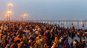 प्रयागराज: शाही स्नान के साथ अर्धकुंभ मेले का आगाज, संगम में डुबकी लगाने के लिए उमड़ा श्रद्धालुओं का सैलाब