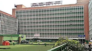 एम्स ने मांगी वरिष्ठ डॉक्टरों से जाति और धर्म की जानकारी, गुस्सा भड़कने पर लीपापोती की कोशिश
