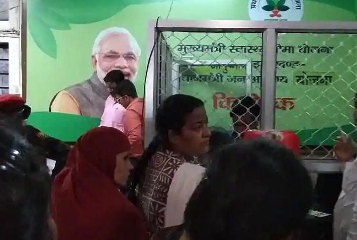 आयुष्मान भारतः पूरी योजना में छेद ही छेद, इलाज और भुगतान की प्रक्रिया में भ्रम से बिना इलाज दम तोड़ रहे हैं मरीज