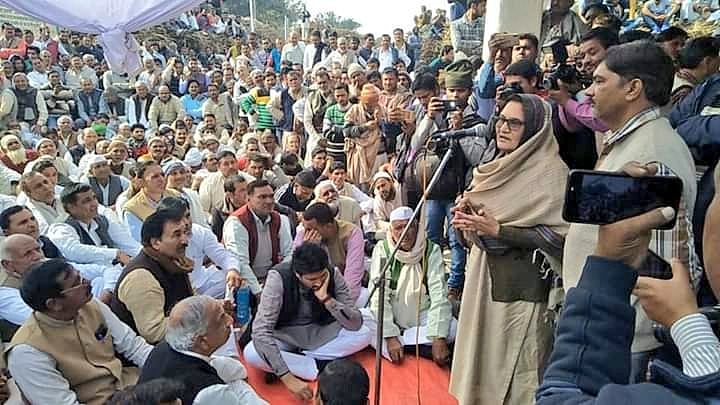 गन्ना किसानों के गुस्से से उबल रहा पश्चिम यूपी, शामली में मिल पर किसानों का कब्जा, कलेक्ट्रेट में जड़ा ताला