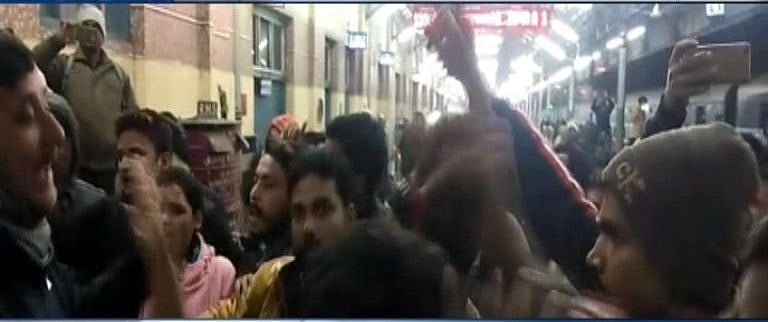  ‘सूशासन बाबू’ के राज में अपराधी बेलगाम, चलती ट्रेन में 15 बदमाशों ने मचाया उत्पात, 200 यात्रियों से की लूटपाट