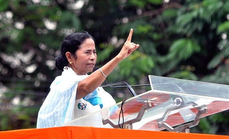 पश्चिम बंगालः दुर्गा पूजा समितियों को आयकर नोटिस पर भड़कीं ममता, आयोजकों को पेश होने से किया मना