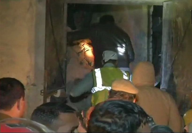 दिल्ली: जबरदस्त धमाके से भरभराकर ढह गई तीन मंजिला फैक्टरी, 7 लोगों की मौत, कई ज़ख्मी, राहत का काम जारी