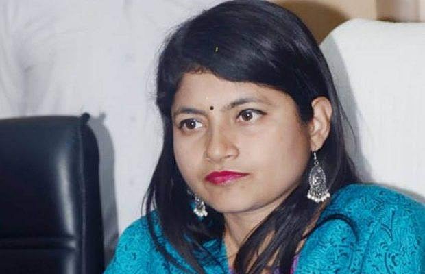 यूपी: अवैध खनन घोटाले के आरोप में सीबीआई की बड़ी कार्रवाई, आईएएस बी चंद्रकला समेत 12 लोगों के ठिकानों पर छापा 