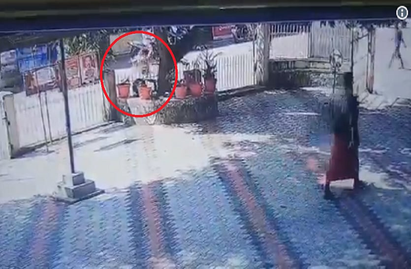 केरल में  पुलिस स्टेशन पर  बम फेंकने वाले संघ कार्यकर्ता का वीडियो वायरल, 4 के खिलाफ मामला दर्ज