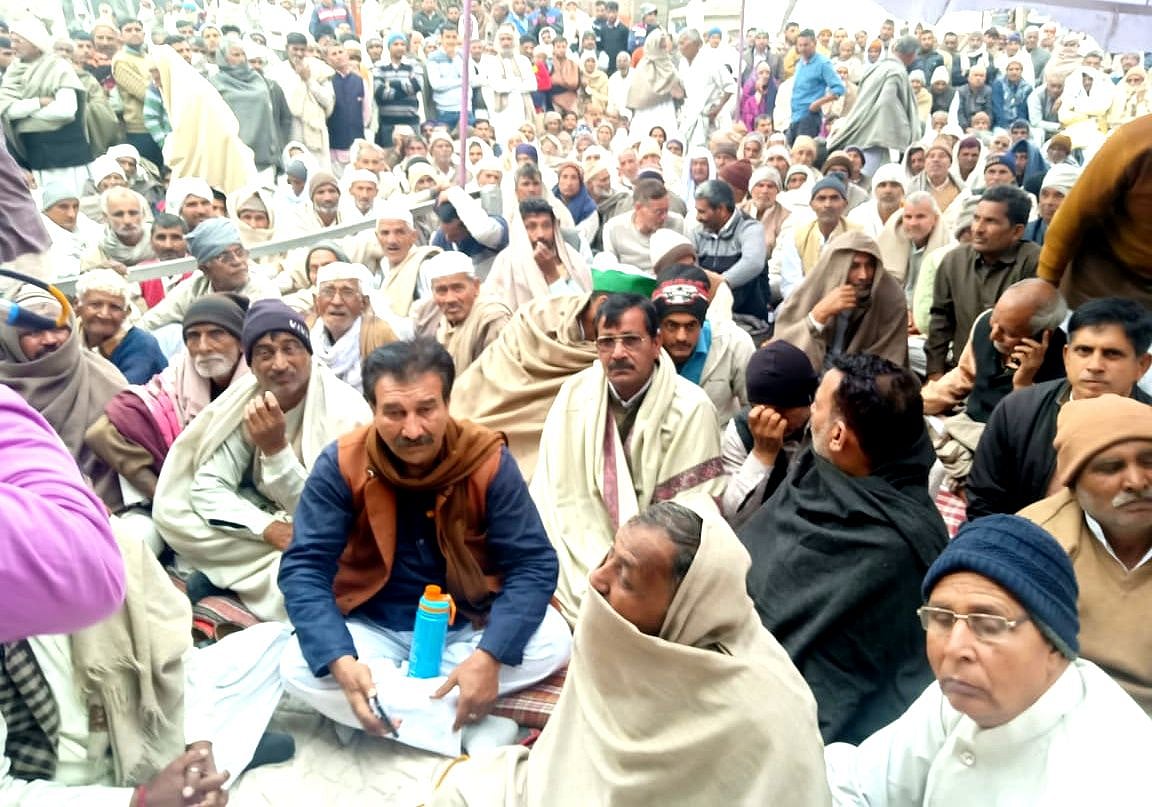 गन्ना किसानों के गुस्से से उबल रहा पश्चिम यूपी, शामली में मिल पर किसानों का कब्जा, कलेक्ट्रेट में जड़ा ताला