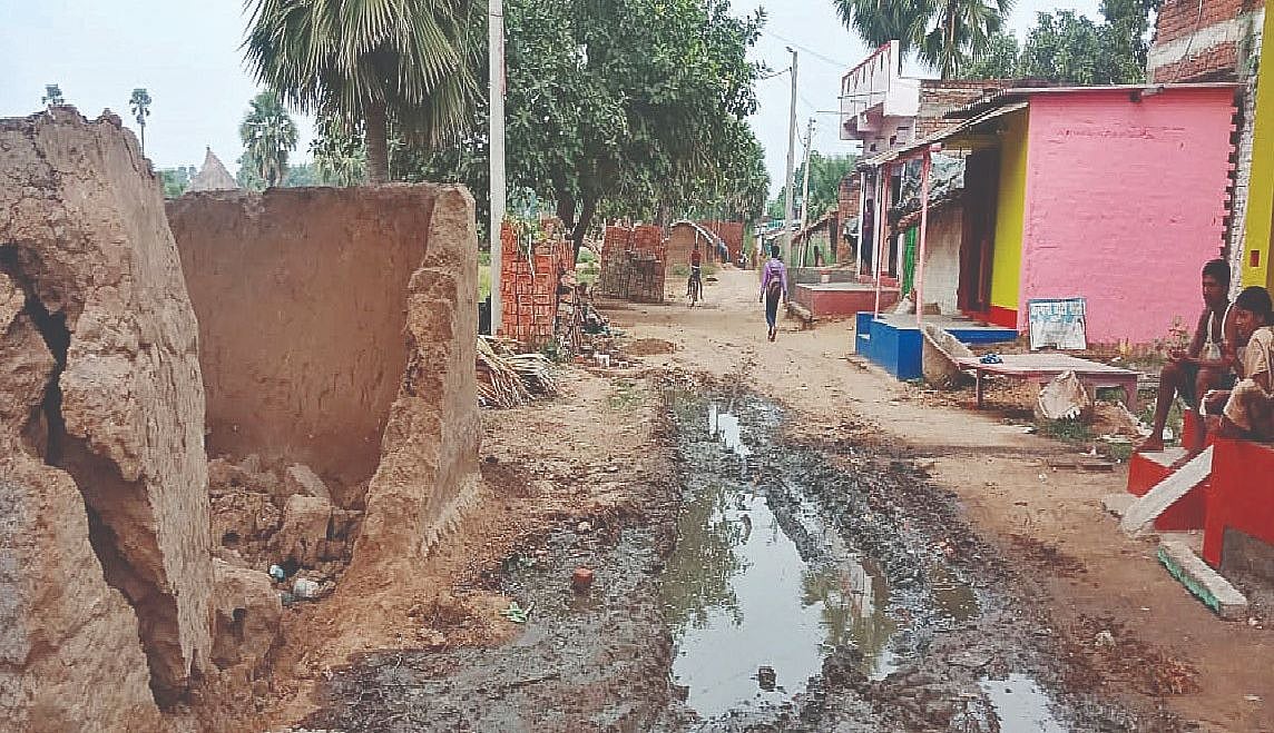 आदर्श ग्राम योजनाः बीजेपी सांसद के गोद लिए गांव में रास्ते में गड्ढा या गड्ढों में रास्ता, कहना मुश्किल