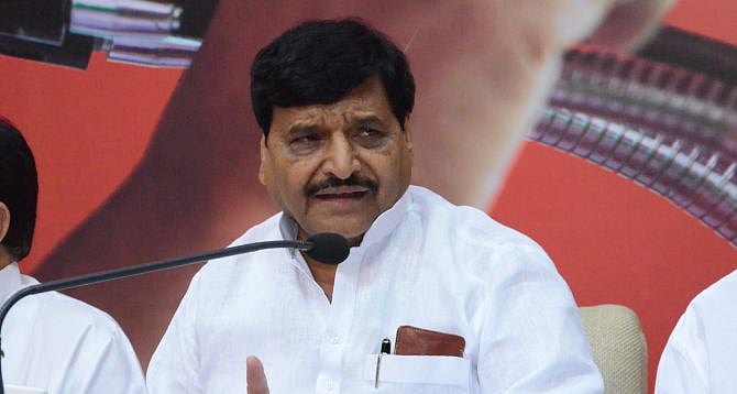 बड़े भाई मुलायम सिंह यादव को यादकर फफक पड़े शिवपाल, कहा- नेताजी सबको साथ लेकर चलते थे, मैं भी चलूंगा