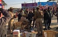 कुंभ का सियासी फायदा उठाने में लगी बीजेपी, जमकर बांटे जा रहे हैं मोदी-योगी के गुणगान वाले किताब और कैंलेंडर