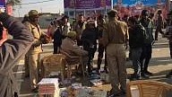 कुंभ का सियासी फायदा उठाने में लगी बीजेपी, जमकर बांटे जा रहे हैं मोदी-योगी के गुणगान वाले किताब और कैंलेंडर