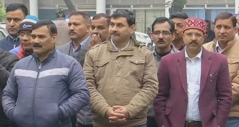 उत्तराखंड की बीजेपी सरकार के खिलाफ राज्य के कर्मचारियों ने फूंका बिगुल, सामूहिक अवकाश पर गए 3 लाख कर्मचारी