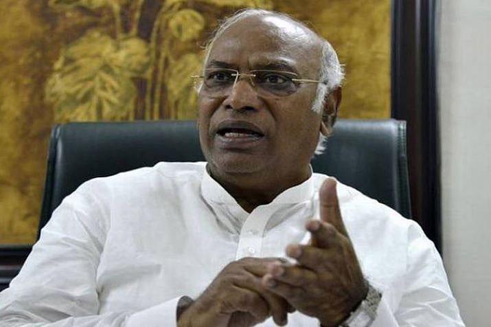 कांग्रेस का बीजेपी और आरएसएस पर हमला, खड़गे बोले- मोदी सरकार की वजह से कर्नाटक में ‘ऑपरेशन कमल’ जारी 