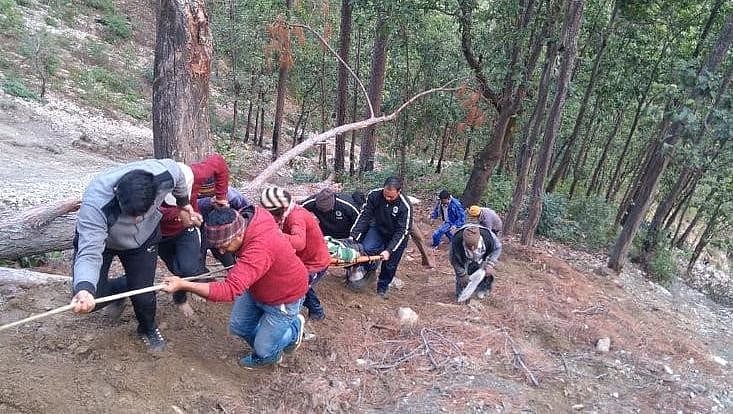 उत्तराखंड: बेकाबू होकर पिकअप वैन खाई में गिरी, 5 लोगों की मौत, कई गंभीर रूप से घायल