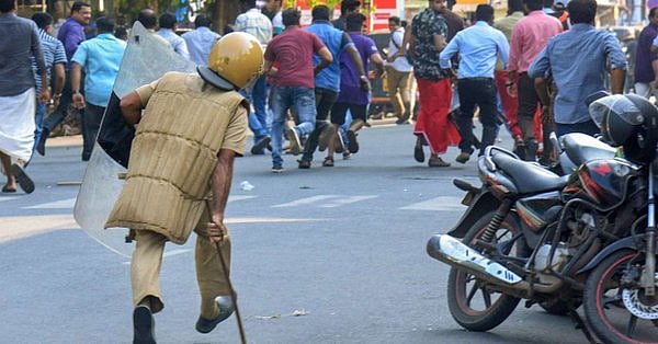सबरीमाला: बंद के दौरान बीजेपी समेत कई संगठनों का उग्र प्रदर्शन, 1 की मौत, 80 से ज्यादा गाड़ियों में तोड़फोड़