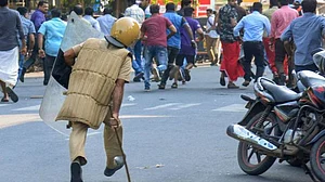 सबरीमाला: बंद के दौरान बीजेपी समेत कई संगठनों का उग्र प्रदर्शन, 1 की मौत, 80 से ज्यादा गाड़ियों में तोड़फोड़