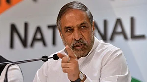 सीबीआई छापों पर कांग्रेस की सलाह, मोदी सरकार की वजह से खराब हुई छवि की मरम्मत पर दें ध्यान, सरकार बदलती भी है