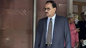 पीएम मोदी की अगुवाई वाली सेलेक्ट कमेटी ने आलोक वर्मा को सीबीआई से हटाया, अब आग बुझाने का जिम्मा