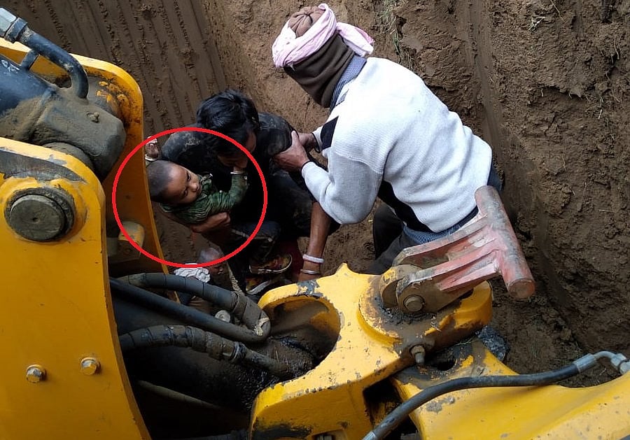 मध्य प्रदेश के सिंगरौली में ‘चमत्कार’, 70 फीट गहरे बोरवेल में गिरे मासूम को सुरक्षित निकाला गया बाहर