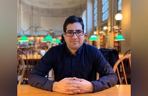 आईएएस टॉपर रहे शाह फैसल ने दिया नौकरी से इस्तीफा, नेशनल कांफ्रेंस से लड़ सकते हैं लोकसभा चुनाव