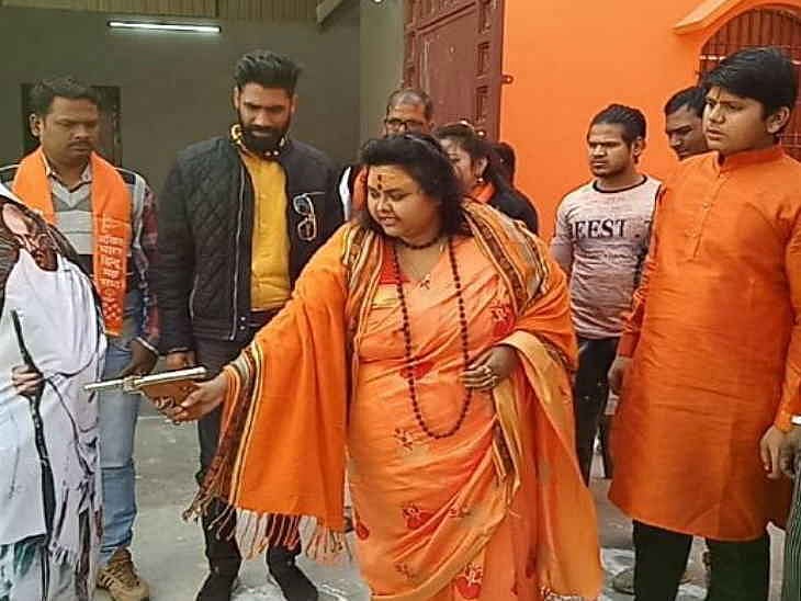 वीडियो: अलीगढ़ में बापू का अपमान करने वाली हिंदू महासभा की महिला नेता अब भी फरार, 13 पर केस दर्ज, 2 गिरफ्तार
