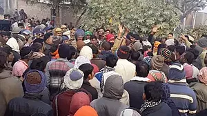 उत्तर प्रदेश: चंदौली में नये साल पर भीषण सड़क हादसे में 8 लोगों की मौत, बेकाबू ट्रक घर में घुसा