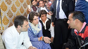 पुलवामा के शहीदों को श्रद्धांजलि देने अचानक शामली पहुंचे राहुल-प्रियंका, परिजनों को दी सांत्वना