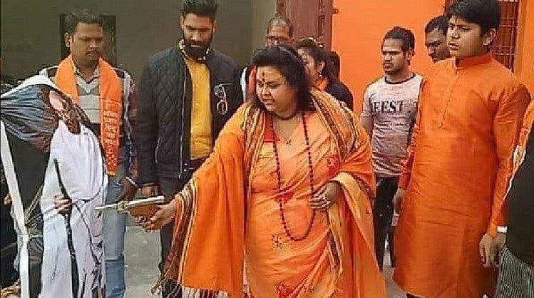 योगी राज में खुलेआम घूम रही बापू का अपमान करने वाली हिंदू महासभा की नेता, नोटों पर गांधी का फोटो छपने पर उठाए सवाल