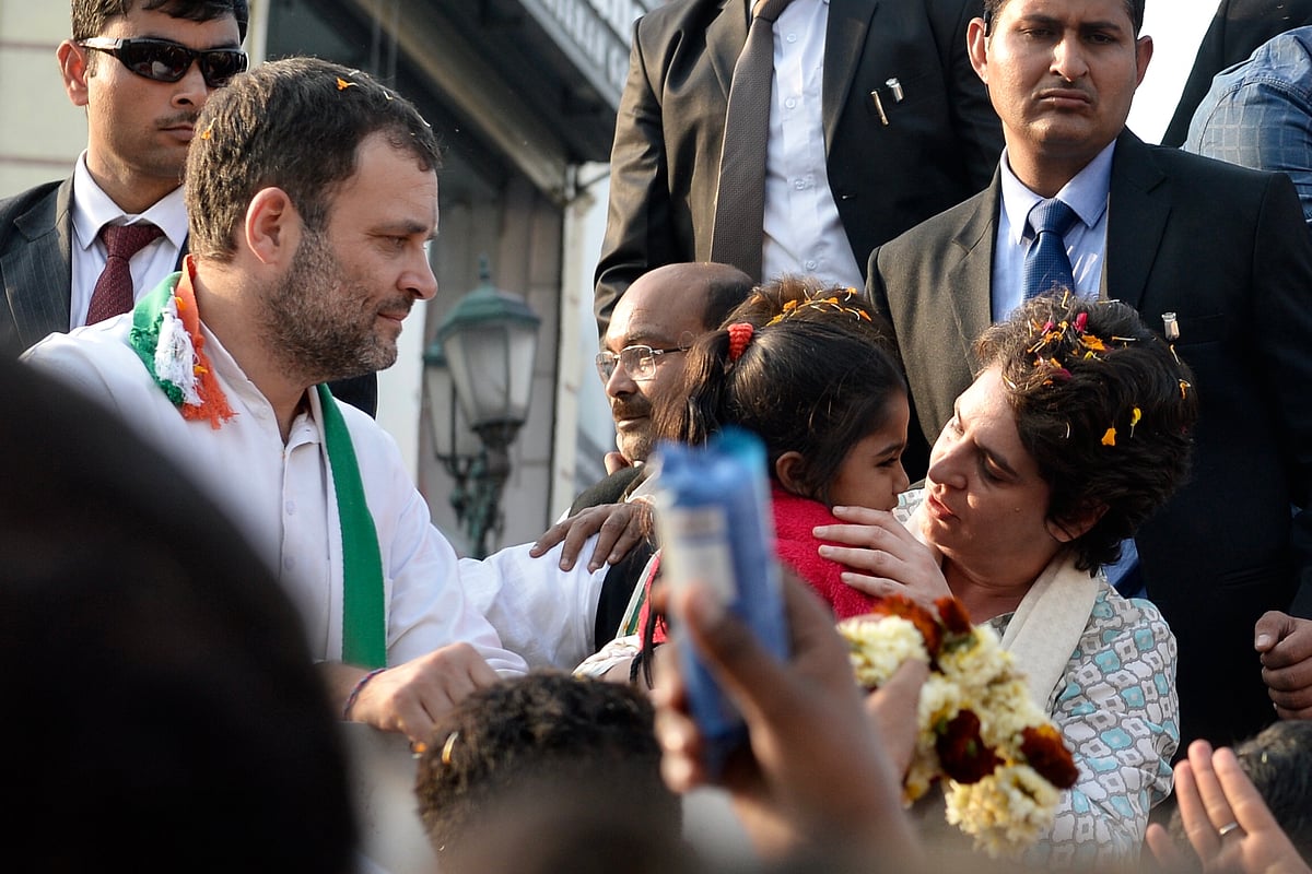 जब प्रियंका गांधी ने बच्ची को गोद में उठा लिया और  चॉकलेट देकर कहा - खुश रहो