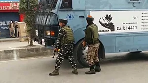 कश्मीरियों के लिए ‘मददगार’ बना सीआरपीएफ, ऐसे कर रहा मदद