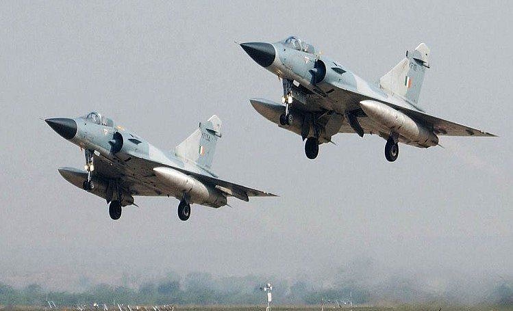 जिस लड़ाकू विमान मिराज-2000 ने पाकिस्तान में घुसकर आतंकियों पर बरसाए बम, जानिए क्या है उसकी खासियत?
