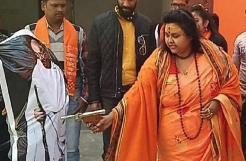 यूपी: महात्मा गांधी का अपमान करने वाली हिंदू महासभा की महिला नेता पूजा पांडे  पति के साथ टप्पल से गिरफ्तार