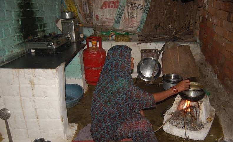 मध्य प्रदेश में ‘उज्ज्वला’ का हाल, गांवों में नब्बे फीसदी से ज्यादा लाभार्थी वापस फूंक रही हैं चूल्हा