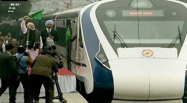 लॉन्च के अगले ही दिन ‘वंदे भारत एक्सप्रेस’ का ब्रेक डाउन, पीएम मोदी ने कल दिखाई थी झंडी, उठे सवाल