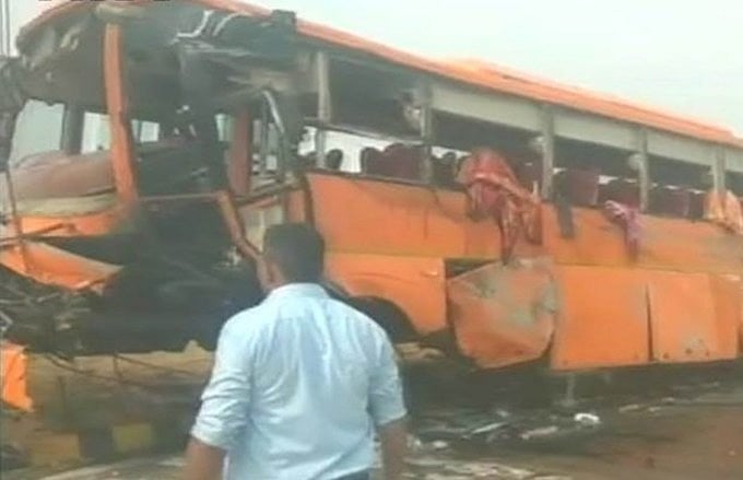 उत्तर प्रदेश: लखनऊ-आगरा एक्सप्रेस-वे पर भीषण सड़क हादसे में 6 लोगों की मौत, 12 से ज्यादा घायल