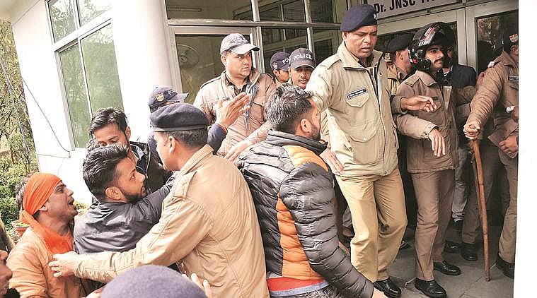 देहरादून: कश्मीरी छात्राओं को लेकर  शहला राशिद के खिलाफ तो केस, लेकिन भड़काऊ खबरें छापने वाले अखबारों पर चुप्पी