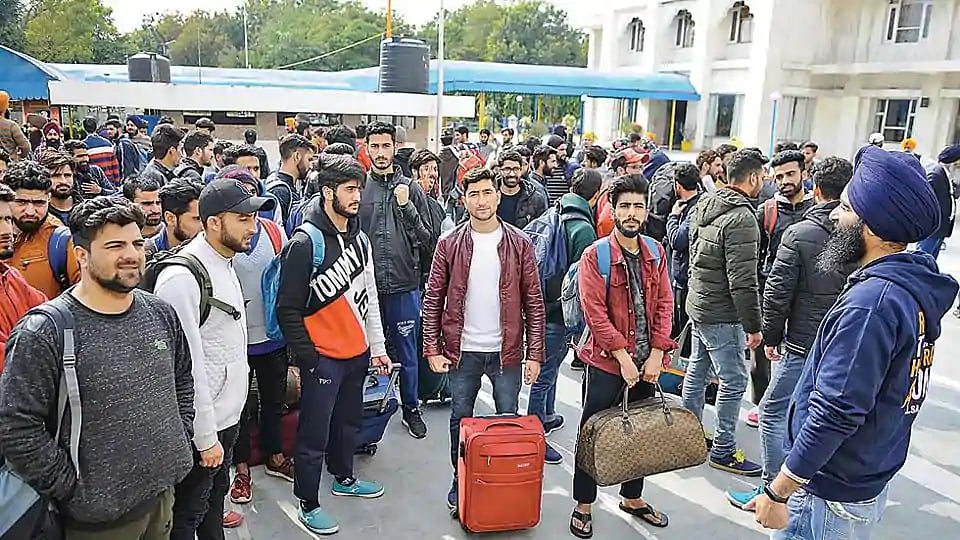 पुलवामा हमला: प्रधानमंत्री की स्पेशल स्कॉलरशिप पाने वाले कश्मीरी छात्र भी बन रहे निशाना, प्रवेश पर पाबंदी