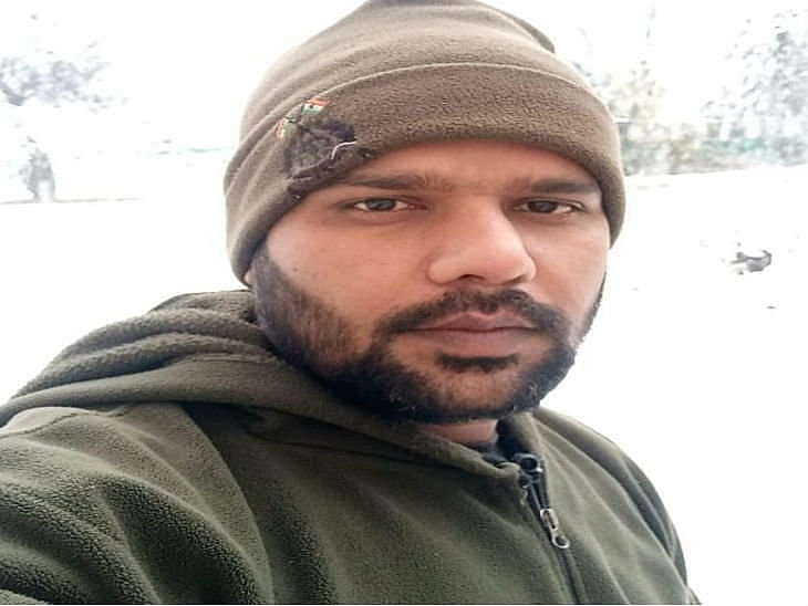 चंदौली के मुगलसराय कोतवाली इलाके के बहादुरपुर गांव निवासी अवधेश यादव 2006 में सीआरपीएफ में नियुक्त हुए थे। वर्तमान में उनकी तैनाती 45वीं बटालियन में थी।