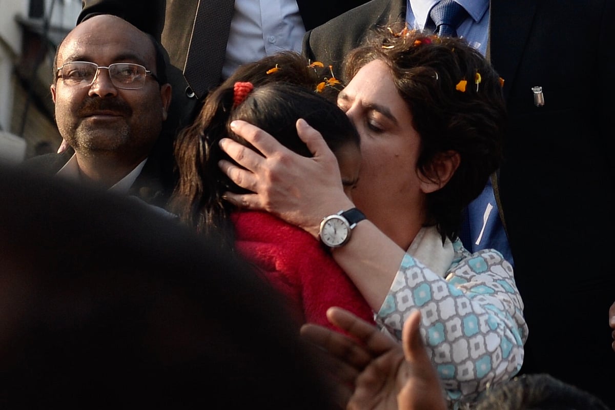 जब प्रियंका गांधी ने बच्ची को गोद में उठा लिया और  चॉकलेट देकर कहा - खुश रहो