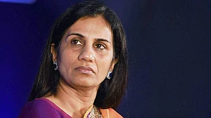 आईसीआईसीआई लोन विवाद: चंदा कोचर, उनके पति और वेणुगोपाल धूत के खिलाफ लुकआउट नोटिस जारी