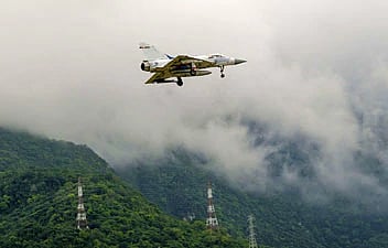 भारतीय वायुसेना की बमबारी के बाद पाकिस्तान की उड़ी नींद, बुलाई आपात बैठक, आतंकियों के कई ठिकाने तबाह 