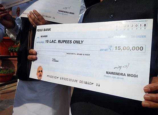 15 लाख का वादा जुमला साबित होने पर कांग्रेस सांसदों का अनूठा विरोध, जारी किए मोदी के फोटो-सिग्नेचर वाले चेक