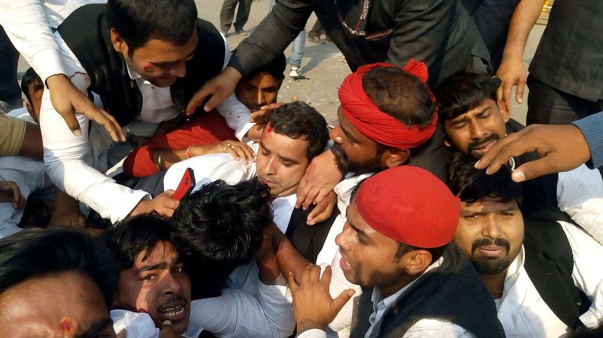 वीडियो: अखिलेश को रोकने के बाद योगी की पुलिस का प्रयागराज में छात्रों पर लाठीचार्ज, सपा सांसद समेत अनेक घायल