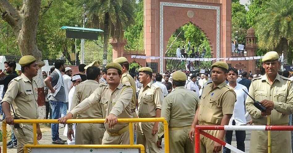 देशद्रोह केसः एएमयू छात्र नेताओं को प्रेस कांफ्रेंस से रोका, दिल्ली पहुंचने से पहले यूपी पुलिस ने हिरासत में लिया